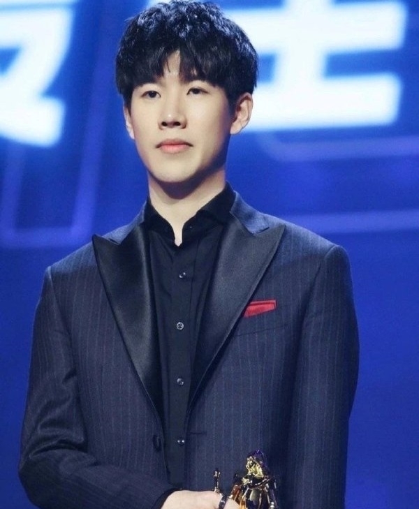 是牌桌间的 是牌桌间的